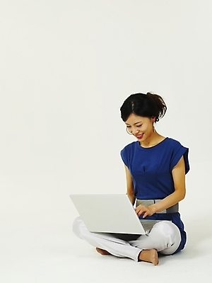 포토 JPG 스튜디오촬영 전신 모델 라이프스타일 여자 포즈 인터넷 한명 누끼 사람 앉기 20대 성인 라이프 생활 노트북 컴퓨터 한국인 웹서핑 여자만 여자한명만 성인여자만 청년만 청년여자만 성인한명만 청년여자한명만 성인여자한명만 성인만 국내포토 1 모션 실내 동양인 청년 전자제품 파일형식