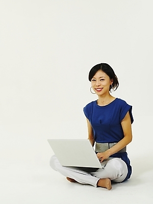 포토 JPG 스튜디오촬영 전신 모델 라이프스타일 여자 포즈 인터넷 한명 누끼 사람 앉기 20대 성인 라이프 생활 노트북 컴퓨터 한국인 웹서핑 여자만 여자한명만 성인여자만 청년만 청년여자만 성인한명만 청년여자한명만 성인여자한명만 성인만 국내포토 1 모션 실내 동양인 청년 전자제품 파일형식