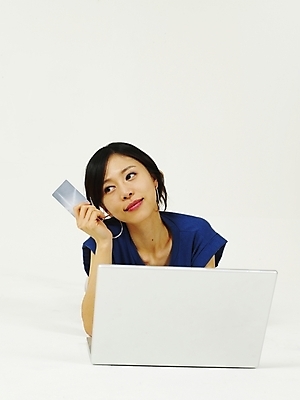 포토 JPG 스튜디오촬영 모델 라이프스타일 여자 엎드리기 포즈 인터넷 한명 누끼 사람 상반신 20대 성인 라이프 생활 노트북 컴퓨터 청춘 한국인 웹서핑 신용카드 온라인쇼핑 여자만 여자한명만 성인여자만 청년만 청년여자만 성인한명만 청년여자한명만 성인여자한명만 성인만 국내포토 1 컨셉 모션 실내 동양인 청년 금융 전자제품 쇼핑 온라인 파일형식