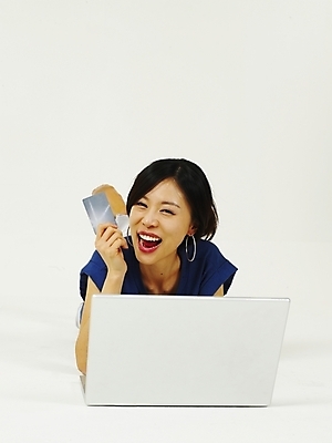 포토 JPG 스튜디오촬영 모델 라이프스타일 여자 엎드리기 포즈 인터넷 한명 누끼 사람 상반신 20대 성인 라이프 생활 노트북 컴퓨터 청춘 한국인 웹서핑 신용카드 온라인쇼핑 여자만 여자한명만 성인여자만 청년만 청년여자만 성인한명만 청년여자한명만 성인여자한명만 성인만 국내포토 1 컨셉 모션 실내 동양인 청년 금융 전자제품 쇼핑 온라인 파일형식