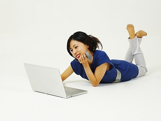 포토 JPG 스튜디오촬영 모델 라이프스타일 여자 엎드리기 포즈 인터넷 한명 누끼 사람 상반신 20대 성인 라이프 생활 노트북 컴퓨터 청춘 한국인 웹서핑 신용카드 온라인쇼핑 여자만 여자한명만 성인여자만 청년만 청년여자만 성인한명만 청년여자한명만 성인여자한명만 성인만 국내포토 1 컨셉 모션 실내 동양인 청년 금융 전자제품 쇼핑 온라인 파일형식