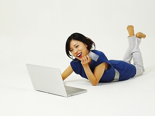 포토 JPG 스튜디오촬영 모델 라이프스타일 여자 엎드리기 포즈 인터넷 한명 누끼 사람 상반신 20대 성인 라이프 생활 노트북 컴퓨터 청춘 한국인 웹서핑 신용카드 온라인쇼핑 여자만 여자한명만 성인여자만 청년만 청년여자만 성인한명만 청년여자한명만 성인여자한명만 성인만 국내포토 1 컨셉 모션 실내 동양인 청년 금융 전자제품 쇼핑 온라인 파일형식