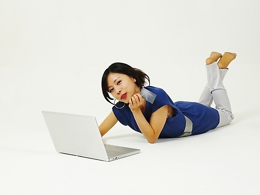 포토 JPG 스튜디오촬영 모델 라이프스타일 여자 엎드리기 포즈 인터넷 한명 누끼 사람 상반신 20대 성인 라이프 생활 노트북 컴퓨터 청춘 한국인 웹서핑 신용카드 온라인쇼핑 여자만 여자한명만 성인여자만 청년만 청년여자만 성인한명만 청년여자한명만 성인여자한명만 성인만 국내포토 1 컨셉 모션 실내 동양인 청년 금융 전자제품 쇼핑 온라인 파일형식