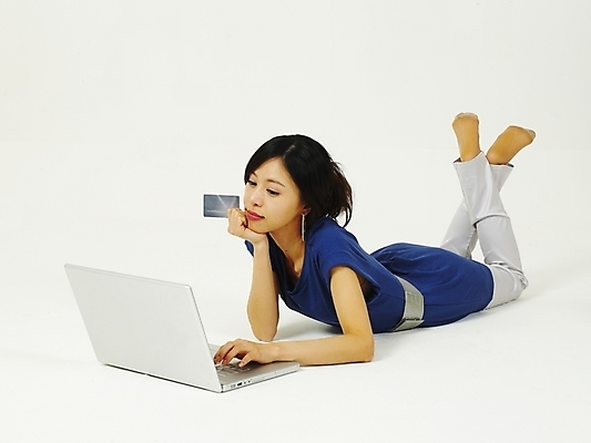 포토 JPG 스튜디오촬영 모델 라이프스타일 여자 엎드리기 포즈 인터넷 한명 누끼 사람 상반신 20대 성인 라이프 생활 노트북 컴퓨터 청춘 한국인 웹서핑 신용카드 온라인쇼핑 여자만 여자한명만 성인여자만 청년만 청년여자만 성인한명만 청년여자한명만 성인여자한명만 성인만 국내포토 1 컨셉 모션 실내 동양인 청년 금융 전자제품 쇼핑 온라인 파일형식