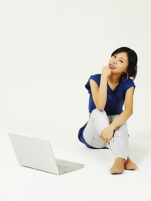 포토 JPG 스튜디오촬영 전신 모델 라이프스타일 여자 포즈 인터넷 한명 사람 앉기 20대 성인 라이프 생활 노트북 컴퓨터 한국인 웹서핑 여자만 여자한명만 성인여자만 청년만 청년여자만 성인한명만 청년여자한명만 성인여자한명만 성인만 국내포토 1 모션 실내 동양인 청년 전자제품 파일형식