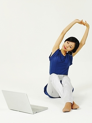 포토 JPG 스튜디오촬영 전신 모델 라이프스타일 여자 포즈 인터넷 한명 사람 앉기 20대 성인 라이프 생활 노트북 컴퓨터 한국인 웹서핑 여자만 여자한명만 성인여자만 청년만 청년여자만 성인한명만 청년여자한명만 성인여자한명만 성인만 국내포토 1 모션 실내 동양인 청년 전자제품 파일형식