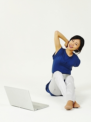 포토 JPG 스튜디오촬영 전신 모델 라이프스타일 여자 포즈 인터넷 한명 사람 앉기 20대 성인 라이프 생활 노트북 컴퓨터 한국인 웹서핑 여자만 여자한명만 성인여자만 청년만 청년여자만 성인한명만 청년여자한명만 성인여자한명만 성인만 국내포토 1 모션 실내 동양인 청년 전자제품 파일형식