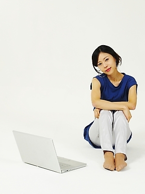 포토 JPG 스튜디오촬영 전신 모델 라이프스타일 여자 포즈 인터넷 한명 사람 앉기 20대 성인 라이프 생활 노트북 컴퓨터 한국인 웹서핑 여자만 여자한명만 성인여자만 청년만 청년여자만 성인한명만 청년여자한명만 성인여자한명만 성인만 국내포토 1 모션 실내 동양인 청년 전자제품 파일형식