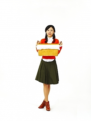 포토 JPG 스튜디오촬영 전신 모델 여자 포즈 한명 누끼 사람 20대 성인 쇼핑 청춘 바구니 한국인 여자만 여자한명만 성인여자만 청년만 청년여자만 성인한명만 청년여자한명만 성인여자한명만 성인만 국내포토 1 컨셉 실내 동양인 청년 파일형식