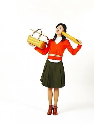 포토 JPG 스튜디오촬영 모델 여자 빵 포즈 한명 누끼 사람 20대 성인 쇼핑 바구니 한국인 바게트 여자만 여자한명만 성인여자만 청년만 청년여자만 성인한명만 청년여자한명만 성인여자한명만 성인만 국내포토 1 음식 실내 동양인 청년 파일형식