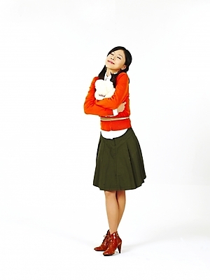 포토 JPG 스튜디오촬영 전신 모델 여자 인형 포즈 선물 한명 누끼 사람 20대 성인 쇼핑 청춘 곰인형 한국인 여자만 여자한명만 성인여자만 청년만 청년여자만 성인한명만 청년여자한명만 성인여자한명만 성인만 국내포토 1 컨셉 실내 동양인 청년 파일형식