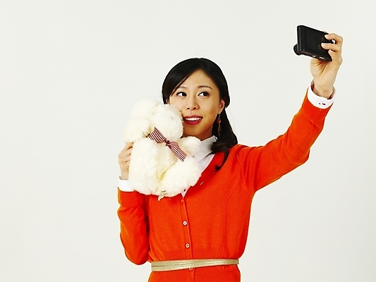 포토 JPG 스튜디오촬영 전신 모델 여자 포즈 한명 누끼 사람 상반신 20대 성인 쇼핑 청춘 카메라 곰인형 한국인 디지털카메라 셀프카메라 여자만 여자한명만 성인여자만 청년만 청년여자만 성인한명만 청년여자한명만 성인여자한명만 성인만 국내포토 1 인형 컨셉 실내 동양인 청년 전자제품 사진촬영 파일형식