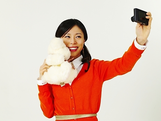 포토 JPG 스튜디오촬영 전신 모델 여자 포즈 한명 사람 상반신 20대 성인 쇼핑 청춘 카메라 곰인형 한국인 디지털카메라 셀프카메라 여자만 여자한명만 성인여자만 청년만 청년여자만 성인한명만 청년여자한명만 성인여자한명만 성인만 국내포토 1 인형 컨셉 실내 동양인 청년 전자제품 사진촬영 파일형식