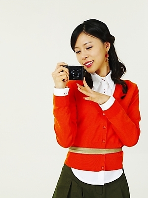 포토 JPG 스튜디오촬영 전신 모델 여자 포즈 한명 사람 상반신 20대 성인 쇼핑 청춘 카메라 한국인 디지털카메라 여자만 여자한명만 성인여자만 청년만 청년여자만 성인한명만 청년여자한명만 성인여자한명만 성인만 국내포토 1 컨셉 실내 동양인 청년 전자제품 파일형식