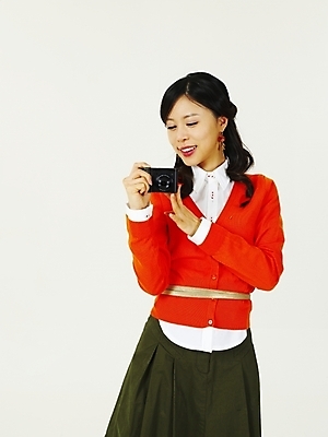 포토 JPG 스튜디오촬영 전신 모델 여자 포즈 한명 누끼 사람 상반신 20대 성인 쇼핑 청춘 카메라 한국인 디지털카메라 여자만 여자한명만 성인여자만 청년만 청년여자만 성인한명만 청년여자한명만 성인여자한명만 성인만 국내포토 1 컨셉 실내 동양인 청년 전자제품 파일형식