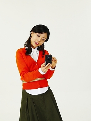 포토 JPG 스튜디오촬영 전신 모델 여자 포즈 한명 사람 상반신 20대 성인 쇼핑 청춘 카메라 한국인 디지털카메라 셀프카메라 여자만 여자한명만 성인여자만 청년만 청년여자만 성인한명만 청년여자한명만 성인여자한명만 성인만 국내포토 1 컨셉 실내 동양인 청년 전자제품 사진촬영 파일형식