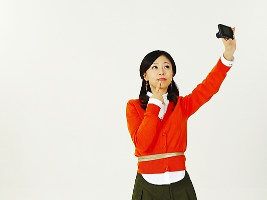 포토 JPG 스튜디오촬영 전신 모델 여자 포즈 한명 사람 상반신 20대 성인 쇼핑 청춘 카메라 한국인 디지털카메라 셀프카메라 여자만 여자한명만 성인여자만 청년만 청년여자만 성인한명만 청년여자한명만 성인여자한명만 성인만 국내포토 1 컨셉 실내 동양인 청년 전자제품 사진촬영 파일형식