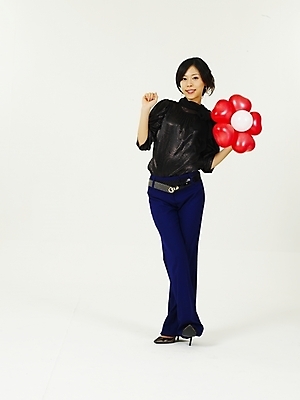 포토 JPG 스튜디오촬영 전신 여자 꽃 포즈 한명 누끼 사람 이벤트 20대 성인 쇼핑 청춘 한국인 풍선 여자만 여자한명만 성인여자만 청년만 청년여자만 성인한명만 청년여자한명만 성인여자한명만 성인만 국내포토 식물 1 컨셉 실내 동양인 청년 파일형식