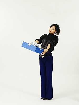 포토 JPG 스튜디오촬영 전신 여자 포즈 선물 한명 누끼 사람 20대 성인 선물상자 쇼핑 청춘 상자 한국인 여자만 여자한명만 성인여자만 청년만 청년여자만 성인한명만 청년여자한명만 성인여자한명만 성인만 국내포토 1 컨셉 실내 동양인 청년 파일형식