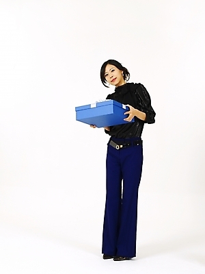 포토 JPG 스튜디오촬영 전신 여자 포즈 선물 한명 누끼 사람 20대 성인 선물상자 쇼핑 청춘 상자 한국인 여자만 여자한명만 성인여자만 청년만 청년여자만 성인한명만 청년여자한명만 성인여자한명만 성인만 국내포토 1 컨셉 실내 동양인 청년 파일형식