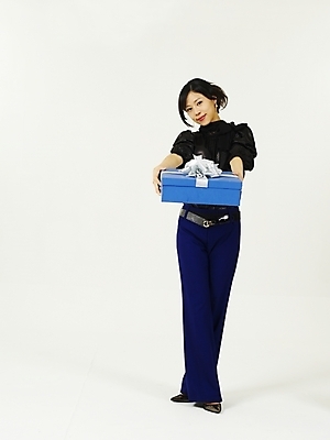 포토 JPG 스튜디오촬영 전신 여자 포즈 선물 한명 누끼 사람 20대 성인 선물상자 쇼핑 청춘 상자 한국인 여자만 여자한명만 성인여자만 청년만 청년여자만 성인한명만 청년여자한명만 성인여자한명만 성인만 국내포토 1 컨셉 실내 동양인 청년 파일형식