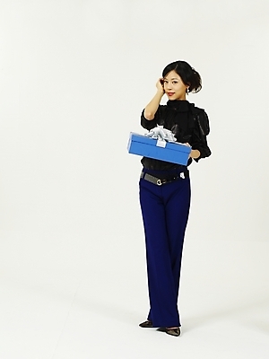 포토 JPG 스튜디오촬영 전신 여자 포즈 선물 한명 누끼 사람 20대 성인 선물상자 쇼핑 청춘 상자 한국인 여자만 여자한명만 성인여자만 청년만 청년여자만 성인한명만 청년여자한명만 성인여자한명만 성인만 국내포토 1 컨셉 실내 동양인 청년 파일형식