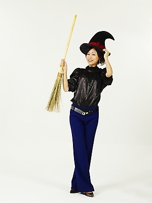 포토 JPG 스튜디오촬영 전신 모자 여자 포즈 한명 누끼 사람 이벤트 20대 성인 쇼핑 청춘 할로윈 한국인 빗자루 마녀 여자만 여자한명만 성인여자만 청년만 청년여자만 성인한명만 청년여자한명만 성인여자한명만 성인만 국내포토 1 잡화 컨셉 실내 동양인 청년 청소도구 파일형식