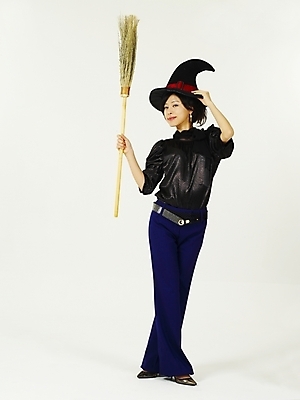 포토 JPG 스튜디오촬영 전신 모자 여자 포즈 한명 누끼 사람 이벤트 20대 성인 쇼핑 청춘 할로윈 한국인 빗자루 마녀 여자만 여자한명만 성인여자만 청년만 청년여자만 성인한명만 청년여자한명만 성인여자한명만 성인만 국내포토 1 잡화 컨셉 실내 동양인 청년 청소도구 파일형식