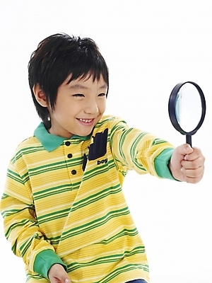 포토 JPG 스튜디오촬영 어린이교육 교육 남자 어린이 포즈 부분 돋보기 실험 한명 누끼 사람 소년 상반신 한국인 관찰 확대 남자만 남자한명만 어린이만 소년만 소년한명만 국내포토 1 모션 실내 동양인 파일형식