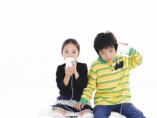 포토 JPG 스튜디오촬영 여자 남자 어린이 포즈 부분 대화 사람 소녀 소년 상반신 두명 앞모습 친구 한국인 실전화기 어린이만 국내포토 뷰포인트 관계 실내 말하기 동양인 파일형식