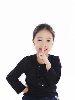 포토 JPG 스튜디오촬영 여자 어린이 포즈 부분 한명 누끼 사람 손짓 소녀 상반신 앞모습 한국인 쉿 정숙 여자만 여자한명만 어린이만 소녀만 소녀한명만 국내포토 1 뷰포인트 모션 실내 동양인 조용 파일형식