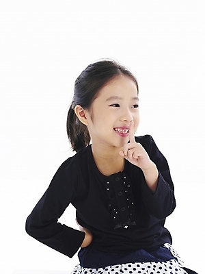 포토 JPG 스튜디오촬영 여자 어린이 포즈 부분 한명 사람 손짓 소녀 상반신 앞모습 옆모습 한국인 쉿 정숙 여자만 여자한명만 어린이만 소녀만 소녀한명만 국내포토 1 뷰포인트 모션 실내 동양인 조용 파일형식