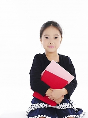 포토 JPG 스튜디오촬영 여자 어린이 포즈 부분 한명 사람 소녀 상반신 앞모습 책 독서 한국인 여자만 여자한명만 어린이만 소녀만 소녀한명만 국내포토 1 뷰포인트 실내 동양인 파일형식