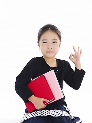 포토 JPG 스튜디오촬영 여자 어린이 포즈 부분 한명 누끼 사람 손짓 소녀 상반신 앞모습 책 독서 한국인 OK 여자만 여자한명만 어린이만 소녀만 소녀한명만 국내포토 1 뷰포인트 모션 실내 동양인 파일형식