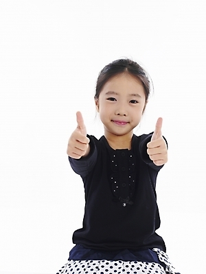 포토 JPG 스튜디오촬영 여자 어린이 포즈 부분 한명 누끼 사람 손짓 소녀 상반신 앞모습 한국인 엄지손가락 최고 여자만 여자한명만 어린이만 소녀만 소녀한명만 국내포토 1 뷰포인트 손가락 모션 실내 동양인 파일형식