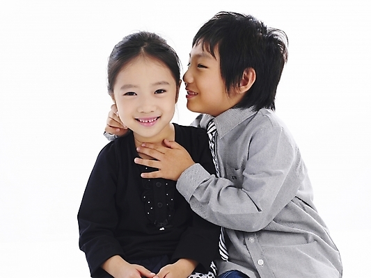 포토 JPG 스튜디오촬영 여자 남자 어린이 포즈 부분 사람 소녀 소년 상반신 두명 친구 한국인 비밀 귓속말 어린이만 국내포토 컨셉 관계 실내 동양인 파일형식