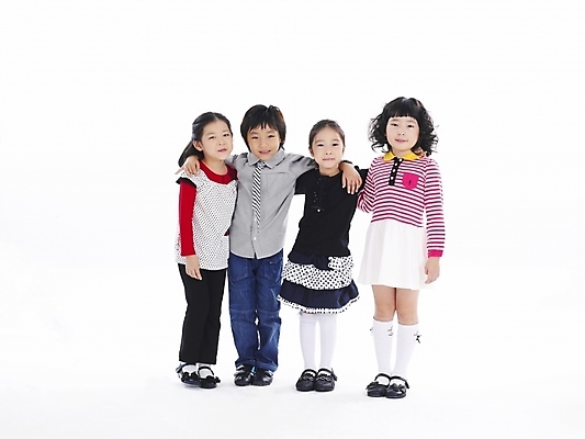 포토 JPG 스튜디오촬영 전신 여자 어린이교육 교육 남자 어린이 포즈 놀이 어깨동무 누끼 사람 소녀 소년 여러명 친구 한국인 어린이만 국내포토 다수 관계 실내 동양인 파일형식