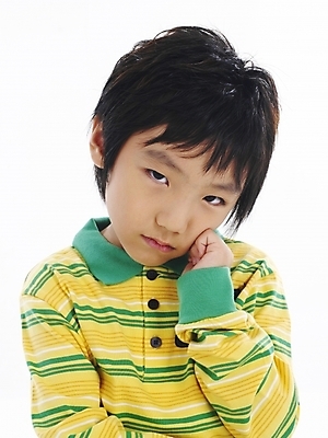 포토 JPG 스튜디오촬영 어린이교육 교육 남자 어린이 포즈 생각 부분 한명 누끼 사람 근접촬영 소년 상반신 한국인 고민 남자만 남자한명만 어린이만 소년만 소년한명만 국내포토 1 감정 뷰포인트 실내 동양인 파일형식