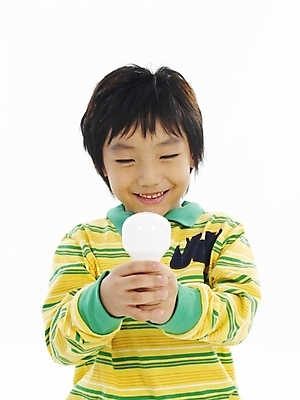 포토 JPG 스튜디오촬영 어린이교육 교육 남자 어린이 포즈 생각 전구 부분 아이디어 한명 누끼 사람 소년 상반신 한국인 창의력 남자만 남자한명만 어린이만 소년만 소년한명만 국내포토 1 컨셉 실내 동양인 파일형식