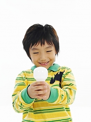 포토 JPG 스튜디오촬영 어린이교육 교육 남자 어린이 포즈 생각 전구 부분 아이디어 한명 누끼 사람 소년 상반신 한국인 창의력 남자만 남자한명만 어린이만 소년만 소년한명만 국내포토 1 컨셉 실내 동양인 파일형식