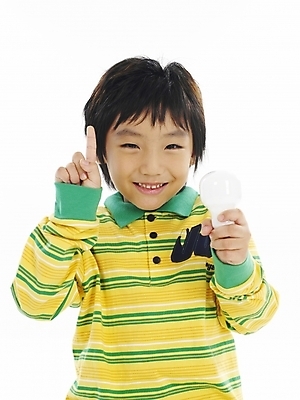 포토 JPG 스튜디오촬영 어린이교육 교육 남자 어린이 포즈 생각 전구 부분 아이디어 한명 누끼 사람 소년 상반신 한국인 창의력 남자만 남자한명만 어린이만 소년만 소년한명만 국내포토 1 컨셉 실내 동양인 파일형식