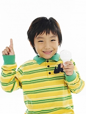 포토 JPG 스튜디오촬영 어린이교육 교육 남자 어린이 포즈 생각 전구 부분 아이디어 한명 누끼 사람 소년 상반신 한국인 창의력 남자만 남자한명만 어린이만 소년만 소년한명만 국내포토 1 컨셉 실내 동양인 파일형식