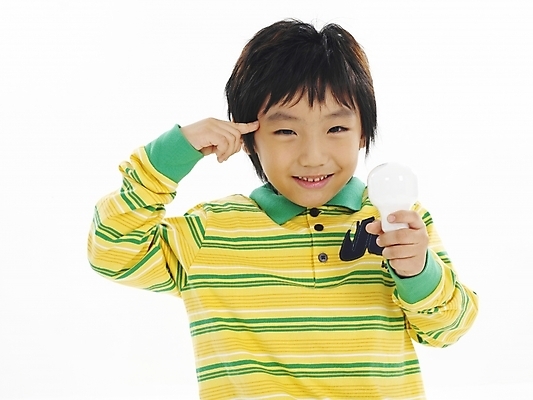 포토 JPG 스튜디오촬영 어린이교육 교육 남자 어린이 포즈 생각 전구 부분 아이디어 한명 누끼 사람 소년 상반신 한국인 창의력 남자만 남자한명만 어린이만 소년만 소년한명만 국내포토 1 컨셉 실내 동양인 파일형식