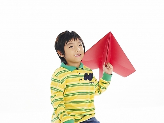 포토 JPG 스튜디오촬영 남자 어린이 포즈 부분 모션 놀이 한명 누끼 사람 소년 상반신 한국인 던지기 종이비행기 남자만 남자한명만 어린이만 소년만 소년한명만 국내포토 1 실내 동양인 종이접기 파일형식