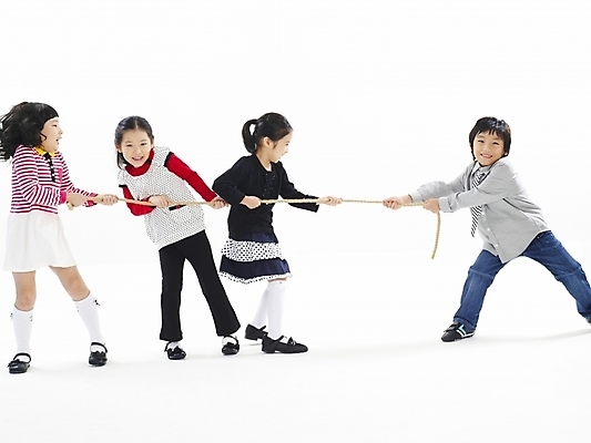 포토 JPG 스튜디오촬영 전신 여자 어린이교육 교육 남자 어린이 포즈 놀이 사람 소녀 소년 여러명 친구 경쟁 한국인 줄다리기 어린이만 국내포토 다수 컨셉 관계 실내 동양인 파일형식