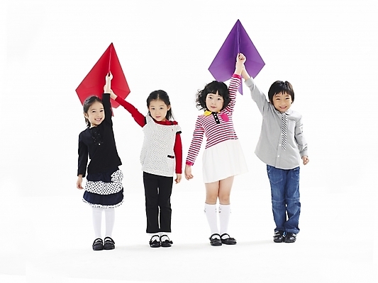 포토 JPG 스튜디오촬영 전신 여자 어린이교육 교육 남자 어린이 포즈 놀이 누끼 사람 소녀 소년 여러명 친구 한국인 종이비행기 천진난만 어린이만 국내포토 다수 컨셉 관계 실내 동양인 종이접기 파일형식