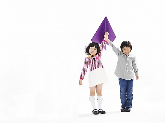 포토 JPG 스튜디오촬영 전신 여자 어린이교육 교육 남자 어린이 포즈 놀이 누끼 사람 소녀 소년 두명 친구 한국인 종이비행기 천진난만 어린이만 국내포토 컨셉 관계 실내 동양인 종이접기 파일형식
