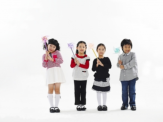 포토 JPG 스튜디오촬영 전신 여자 어린이교육 교육 남자 어린이 포즈 놀이 누끼 사람 소녀 소년 여러명 친구 한국인 바람개비 즐거움 천진난만 어린이만 국내포토 감정 다수 컨셉 관계 실내 동양인 파일형식