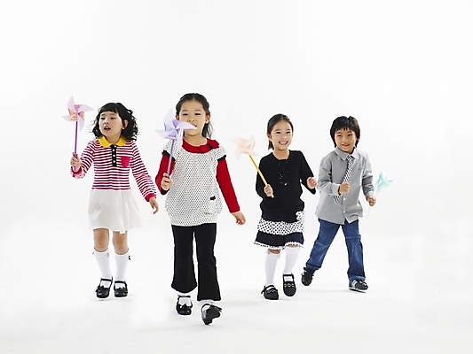 포토 JPG 스튜디오촬영 전신 여자 어린이교육 교육 남자 어린이 포즈 놀이 누끼 사람 소녀 소년 여러명 친구 달리기 한국인 바람개비 즐거움 천진난만 어린이만 국내포토 감정 다수 컨셉 관계 모션 실내 동양인 파일형식