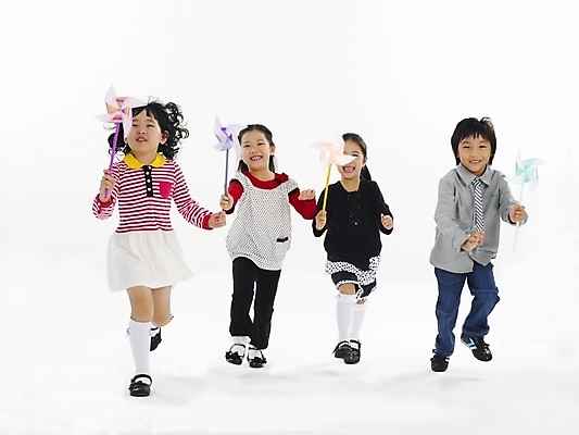 포토 JPG 스튜디오촬영 전신 여자 어린이교육 교육 남자 어린이 포즈 놀이 누끼 사람 소녀 소년 여러명 친구 달리기 한국인 바람개비 즐거움 천진난만 어린이만 국내포토 감정 다수 컨셉 관계 모션 실내 동양인 파일형식